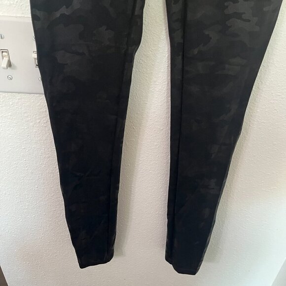 Spanx Leggings Look at me Know Camo Black Full Length Size Size M - Picture 3 of 5